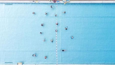 Umfrage: Wechselhaftes Wetter trübt Freibad-Saison