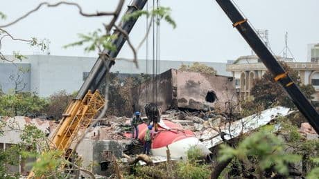 Incidente Air India, in 7 non sono saliti a bordo (salvandosi): «Mia madre mi ha supplicato di annullare il volo»