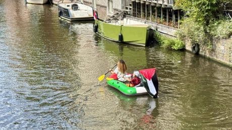 Pro-Palestijns rubberbootje weggejoeld tijdens gezellige pieremachocheltocht van Sail: ’Oprotten’