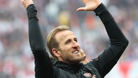 Topspits Kane (31) viert eindelijk een prijs: 'Mijn eerste, het voelt heerlijk'