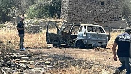 Il corpo carbonizzato di un uomo trovato in un'auto incendiata: choc nel Salento. La macchina è intestata a un autista di scuolabus