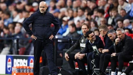 Peter Bosz grimmig na valse start in Champions League: ’Het liefst zelf even mijn schoenen aangetrokken’