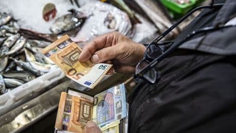 Spain holiday warning as British tourists urged to carry cash