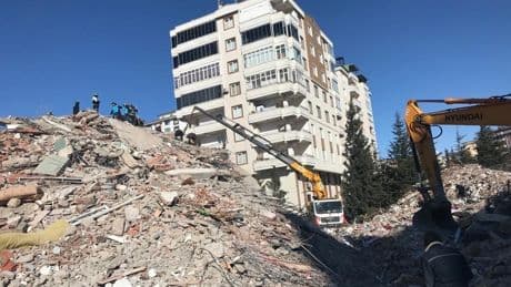 Depremde 148 kişiye mezar olan Hamidiye Sitesi'nde 9 kamu görevlisine dava açıldı