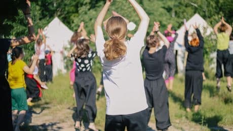 Colonies de vacances, camps scouts… Faut-il craindre d’envoyer son enfant en séjour collectif ?