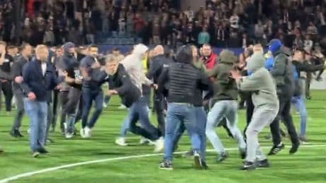 Massenschlägerei nach Schlusspfiff - Hollands Relegations-Schande im Video