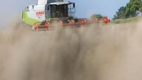 Baden-Württemberg: Mähdrescher crasht Gartenparty und sorgt für Aufregung