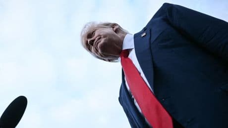Affaire Epstein: Donald Trump assure n'avoir "jamais" été informé de la présence de son nom dans le dossier