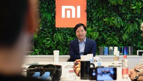El CEO de Xiaomi ha hecho lo impensable en China: decirle a sus clientes con prisa que compren coches de la competencia