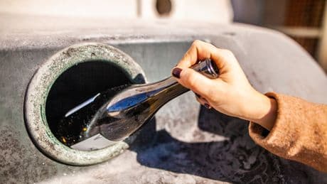 Altglas wegwerfen: Muss der Deckel wirklich ab?
