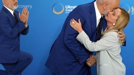 Roma’da yine aynı sahne: Arnavutluk Başbakanı Rama, Meloni’nin önünde ikinci kez diz çöktü!