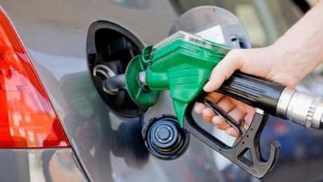Nuovi prezzi dei carburanti: un pieno di benzina oggi costa meno di un «pieno» per l’auto elettrica