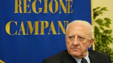 De Luca "blinda" il figlio in cambio del sì ai grillini
