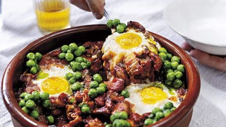Tijd voor tapas: Eieren in tomatensaus met champignons en erwtensalsa
