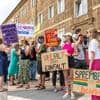 Nach Brandbrief: Laute Demo gegen rechtsextremen „Dritten Weg“ in Spremberg