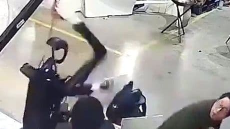 Robot slaat op hol bij Chinese fabrikant en valt personeel aan