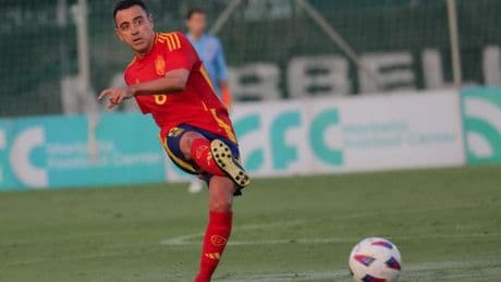 Xavi volvió a vestirse de corto para ayudar a los enfermos de Piel de Mariposa