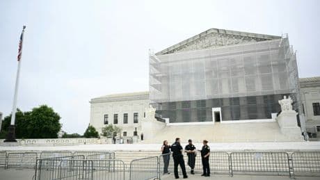 Etats-Unis : la Cour suprême restreint le droit des juges de bloquer l’action de l’exécutif