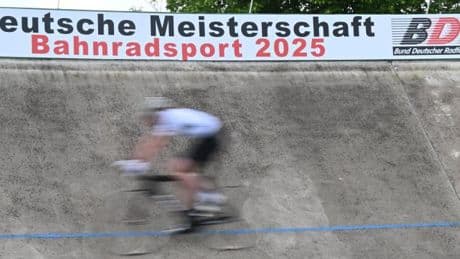 „Sie stürzten über die Bande“ – Radfahrer schleudern mit 60 km/h in Zuschauergruppe