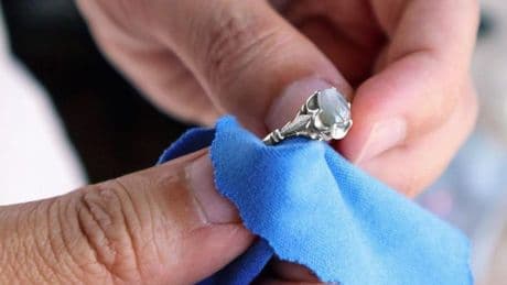 El sencillo truco para limpiar las joyas y que queden como nuevas: «Mano de santo»