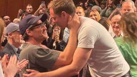 El beso viral de Pedro Pascal y Alexander Skarsgard que ha dado mucho que hablar
