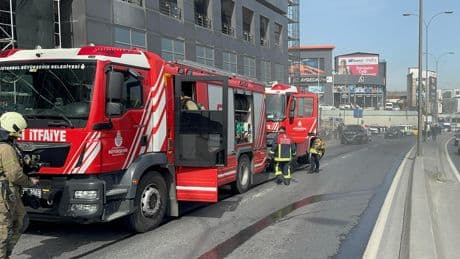 Küçükçekmece'de tadilat yapılan binada çıkan yangında 3 işçi dumandan etkilendi