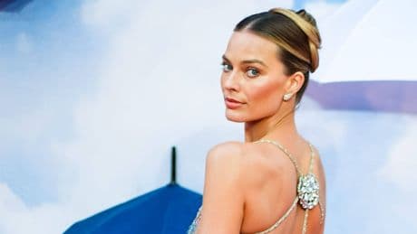 Margot Robbie: Hollywoodstar posiert im funkelnden Nacktkleid