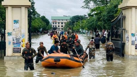 Hindistan ve Bangladeş'te sel ve heyelanlar: 38 kişi öldü