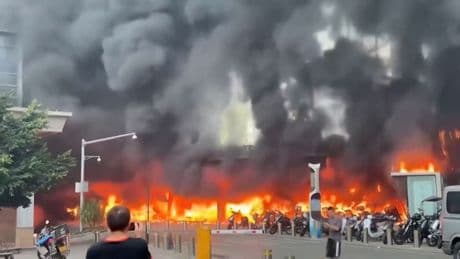 Minuten voller Angst  - Plötzlich steht der Parkplatz in Flammen