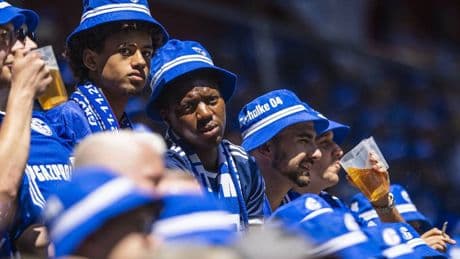 Ein Profi mittendrin: Schalke-Fans schon vor Anpfiff gegen Fortuna verärgert – das war der Grund
