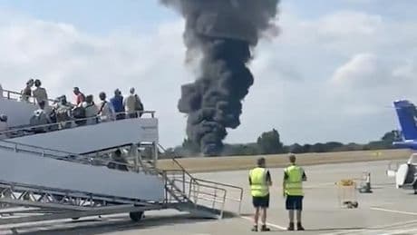 Londra’da yolcu uçağı havalandıktan saniyeler sonra düştü