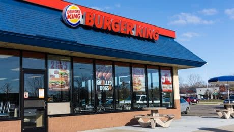 Schüler arbeitet nach Abschlussfeier bei Burger King  - Kundin sammelt 116.000 Dollar