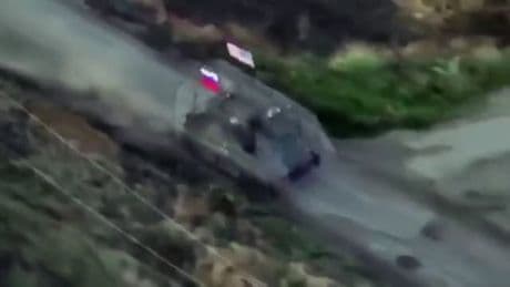 In der Ukraine - Russischer Panzer fährt unter US-Flagge