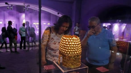 In Roemenië stond de gestolen helm van Cotofenesti op de voorkant van schoolboeken
