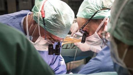 Completan el primer trasplante de corazón e hígado de donante en paro cardíaco controlado