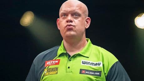 Michael van Gerwen verliest van Nathan Aspinall en is uitgeschakeld voor finaleavond Premier League