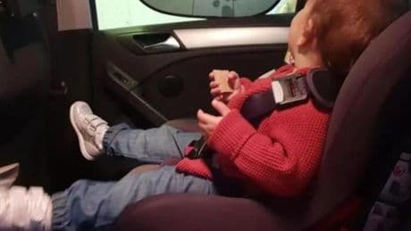 Bimbo di due anni muore dopo 5 ore in macchina, il padre ha scordato di portarlo all’asilo