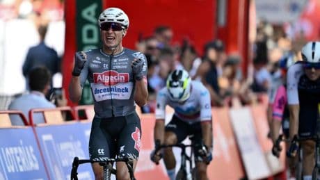 Philipsen recupera la sonrisa en la Vuelta 47 días después de su caída en el Tour