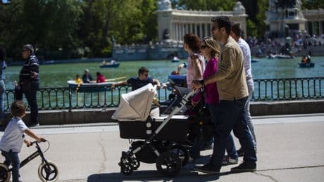 Las Justicia europea falla que el plus de maternidad de las pensiones sigue discriminando a los hombres pese a la reforma