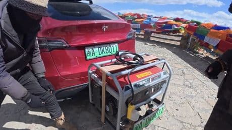 El dueño de un Tesla Model Y se propuso llegar hasta el Everest con su coche eléctrico. Y tuvo una gran idea llamada gasolina