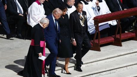 Trump, tributo al féretro del Papa antes del funeral y saludo al Rey Felipe VI en la plaza de San Pedro