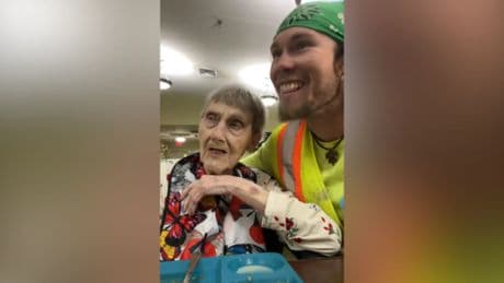 El tierno vídeo de un joven en el que canta a su abuela con Alzheimer para ayudarla a recordar