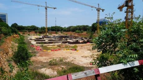 Là où devait se dresser la cathédrale d’Accra se trouve “le trou le plus cher du monde”