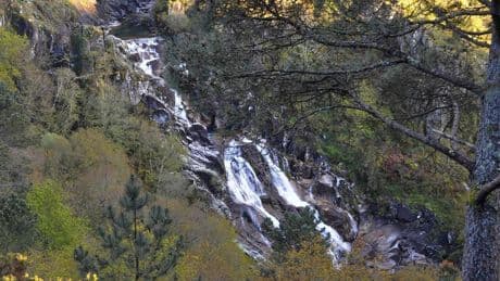 Parece Costa Rica, pero está en Galicia: el paraíso natural con un salto de agua y senderos para desconectar en la naturaleza