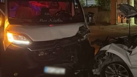 Gebze'de servis minibüsü ile otomobil çarpıştı: 10 yaralı