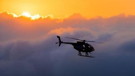 İngiltere'de bir helikopter tarlaya düştü