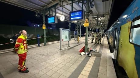 Nach 1,5 Stunden gerettet - AirPods verloren! Mann bleibt in Zug-Sitz stecken