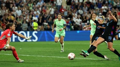 Fußball-EM: Ein später Elfmeter stürzt Italien  ins Unglück