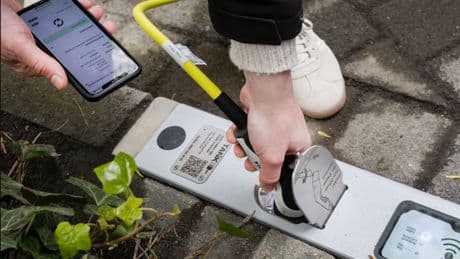 Nach erfolgreichem Test: Ladebordstein aus Deutschland geht in Serie