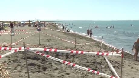 Un adolescente de 17 años muere sepultado por la arena en una playa al caer en el hoyo que él mismo había cavado